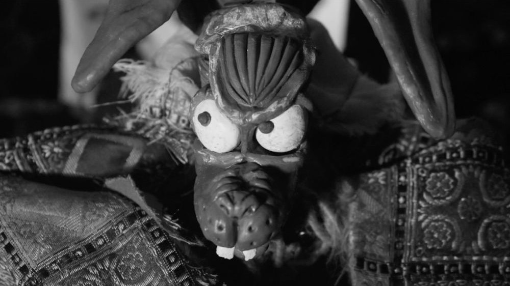 Plastelinowy wilk o groźnej minie.