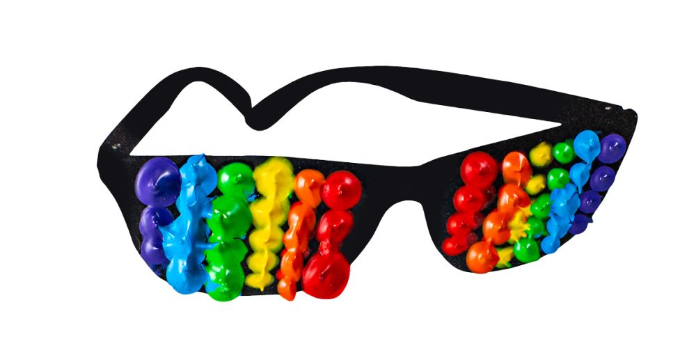 Okulary z kolorowymi plamami farby. - grafika artykułu