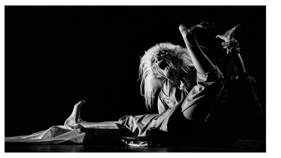 Przewrócona postać. Zamiast głowy żywego aktora jest głowa lalki/staruszki z potarganymi siwymi głowami. - grafika artykułu