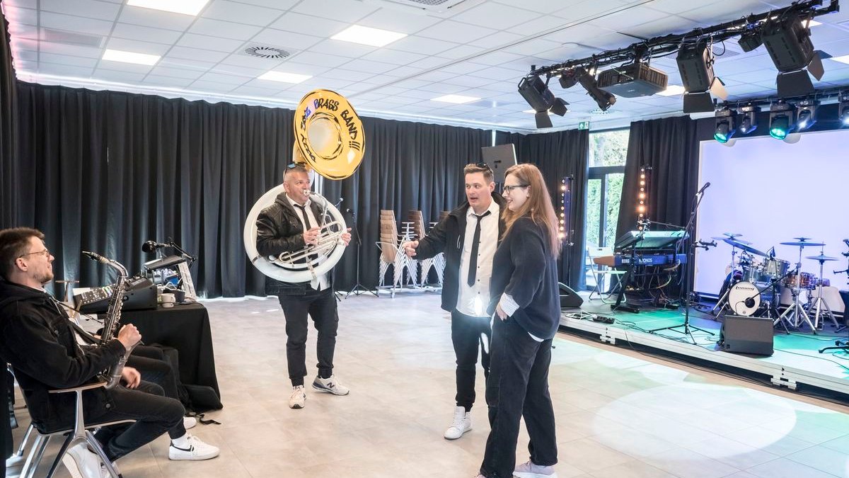 Próba zespołu, muzycy, saksofonista, trębacz, kierowniczka