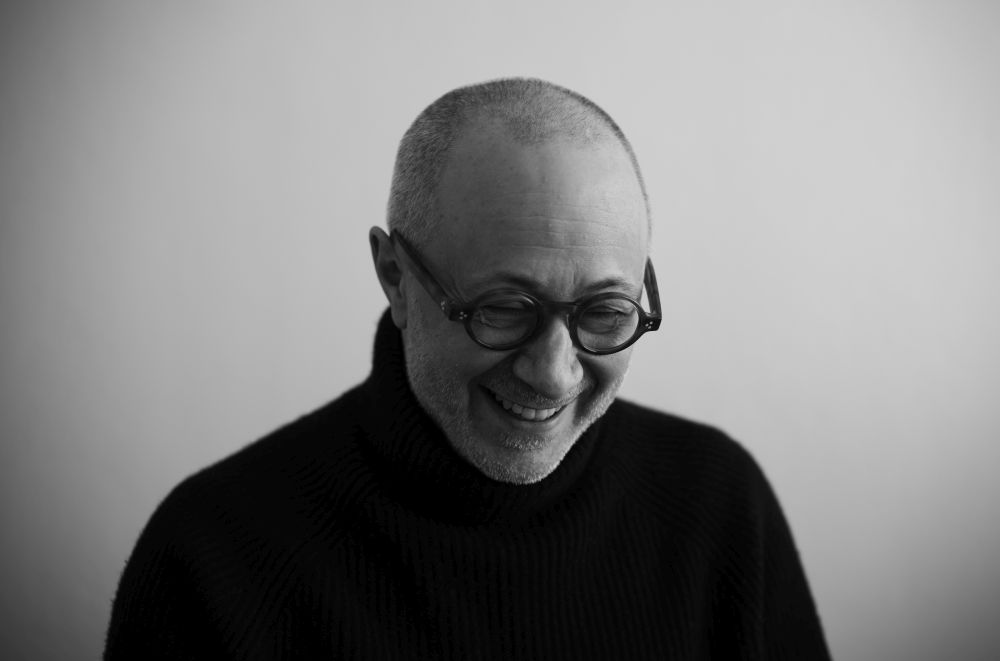 Roześmiany mężczyzna w okularach. - grafika artykułu