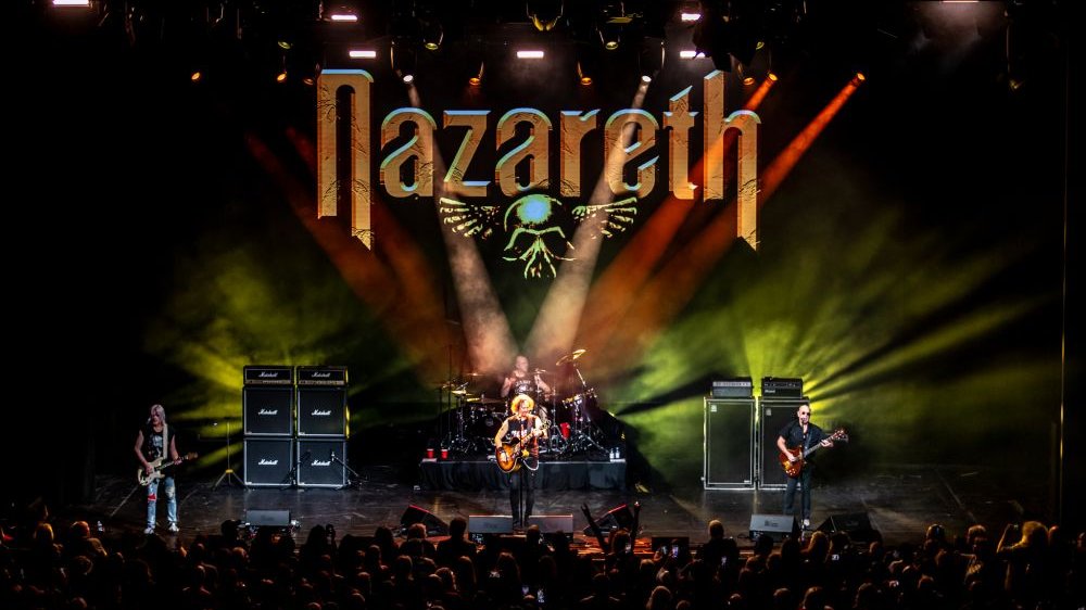 Rockowy zespół na scenie.