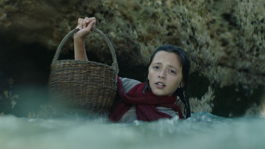 Dziewczyna płynie unosząc wiklinowy kosz nad wodą.
