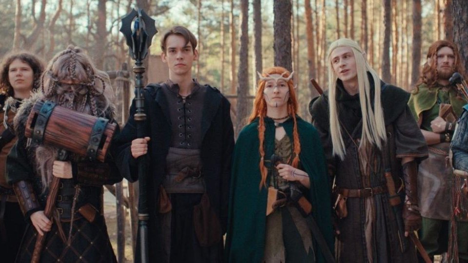 Młodzi ludzie w przebraniach postaci fantasy.