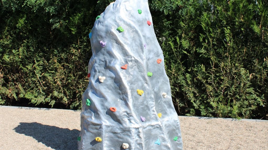 Ścianka wspinaczkowa na placu zabaw w Parku Bergera