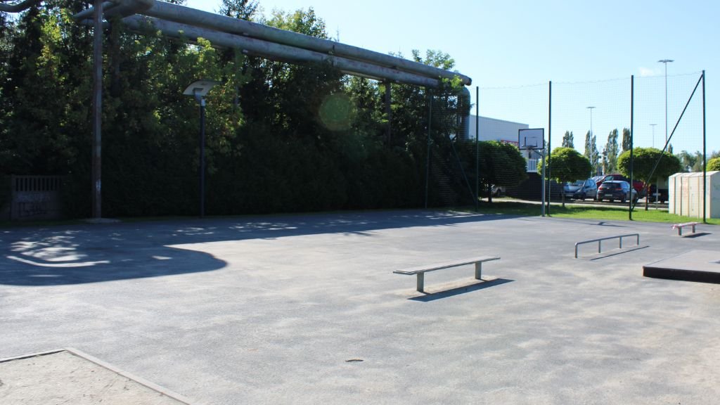 Zdjęcie przedstawia mini skate park w Parku Bergera na Podolanach