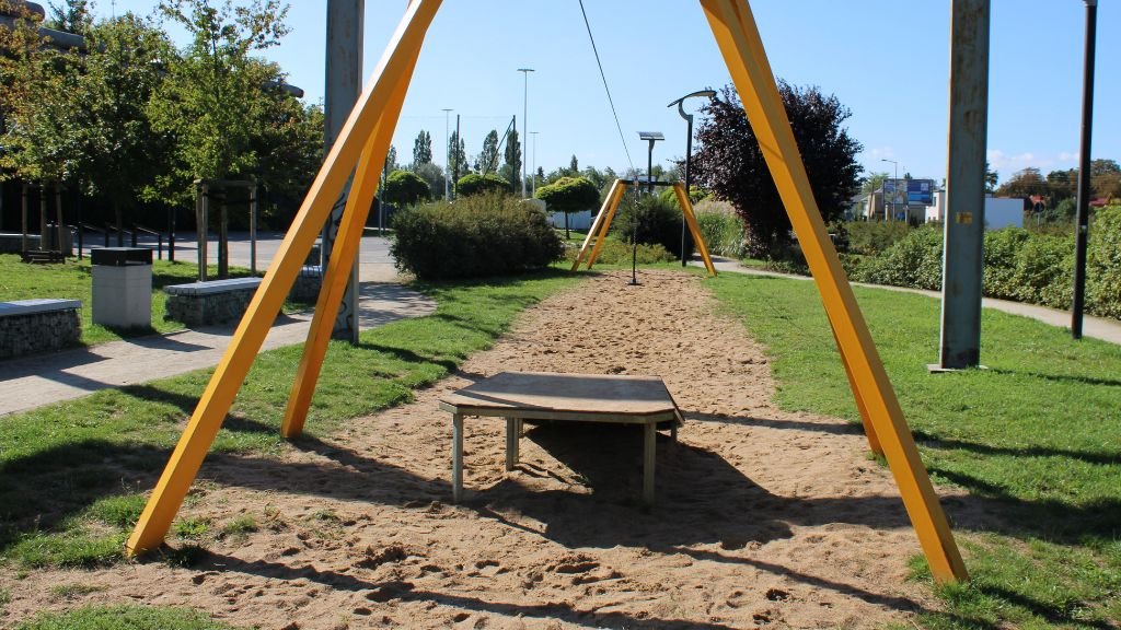 Tyrolka - zestaw umożliwiający przemieszczanie się na linie w powietrzu pomiędzy dwoma punktami.