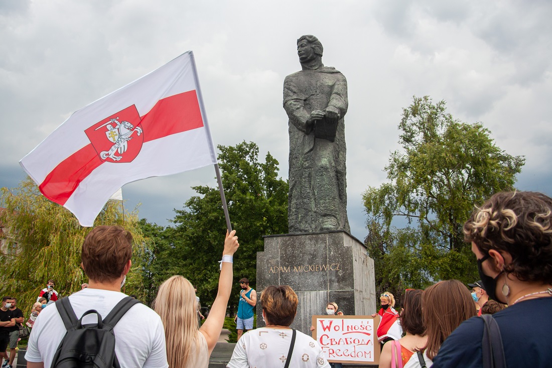 Manifestacja solidarności z wolnościowymi dążeniami Białorusi (Poznań, sierpień 2020 r.), fot. Kseniya Golubova - grafika artykułu