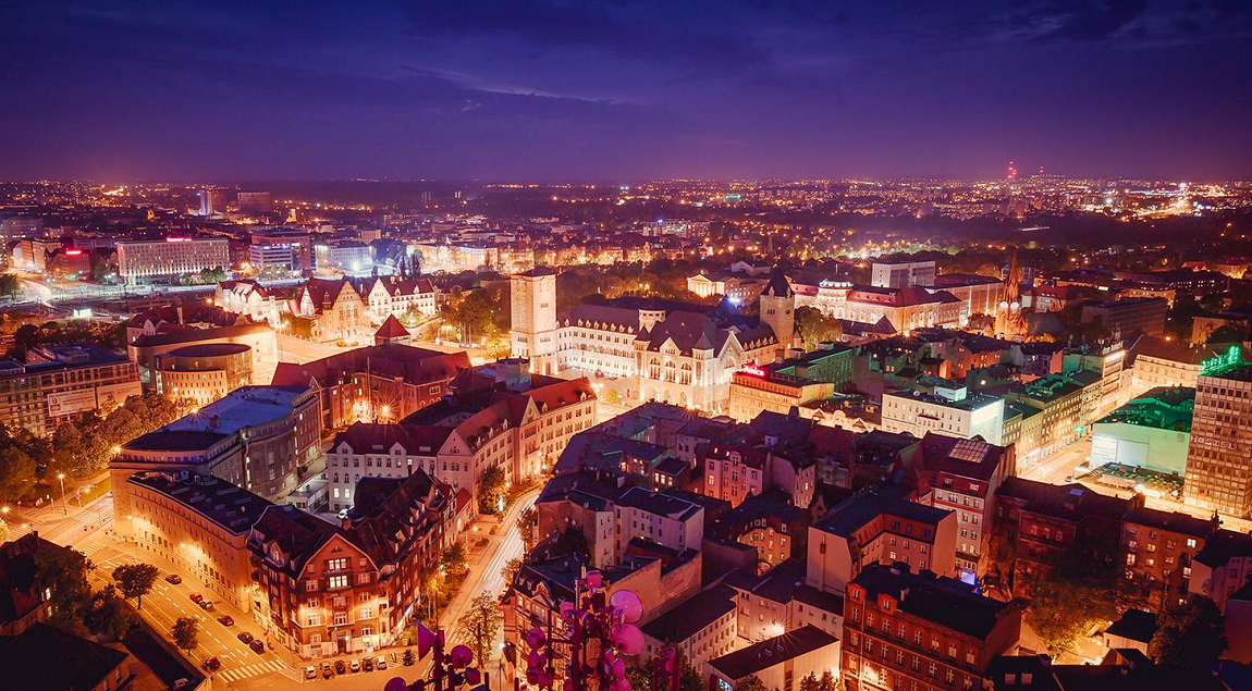 widok z lotu ptaka na miasto w porze nocnej, rozświetlone światyłami ulicznymi - grafika artykułu