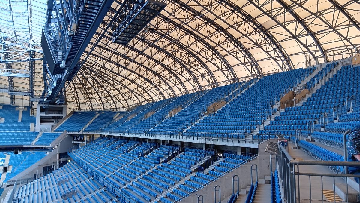 fragment trybun i zadaszenia stadionu piłkarskiego