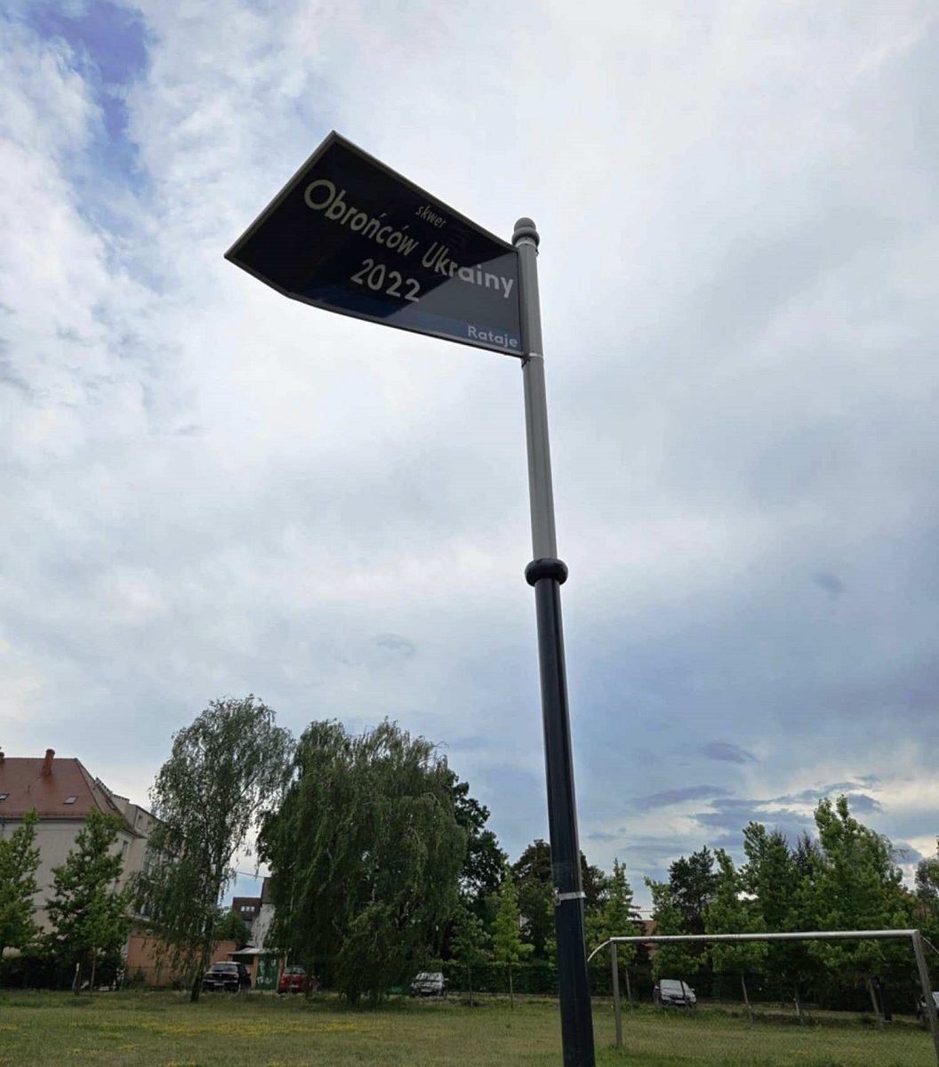 Zdewastowana tablica na skwerze Obrońców Ukrainy 2022 - grafika artykułu