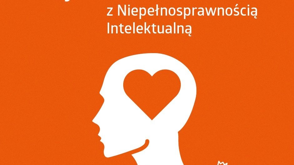 Na pomaranczowym tle bialy napis piaty maja Dzień Godności Osób z Niepełnosprawnością Intelektualną, pod nim biały kontur głowy, w nim wyrysowane serce, obok logo PFRON