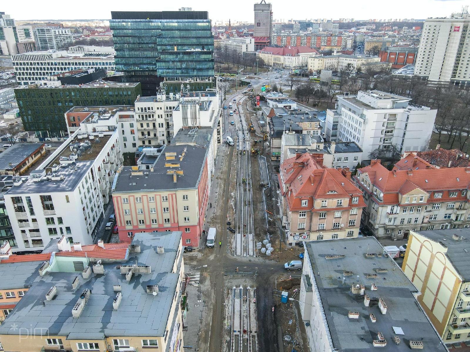 Widok z góry na remontowaną ulicę Wierzbięcice. Rozkopane jezdnie, częściowo ułożone tory. Po bokach kamienice - grafika artykułu