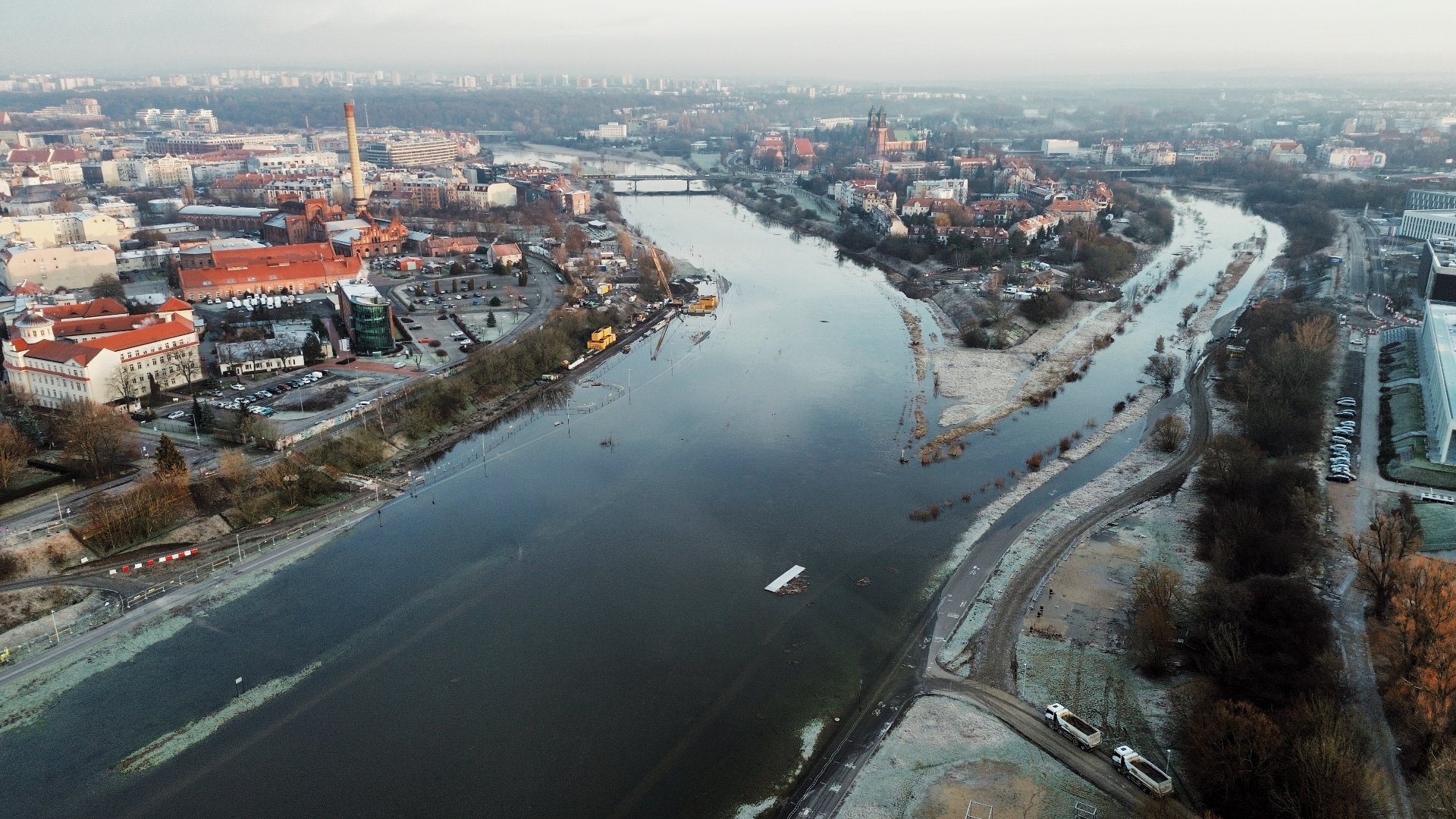 Widok z lotu dronem nad śródmiejskim odcinkiem rzeki Warty. Widać wysoki poziom wód w rzece.