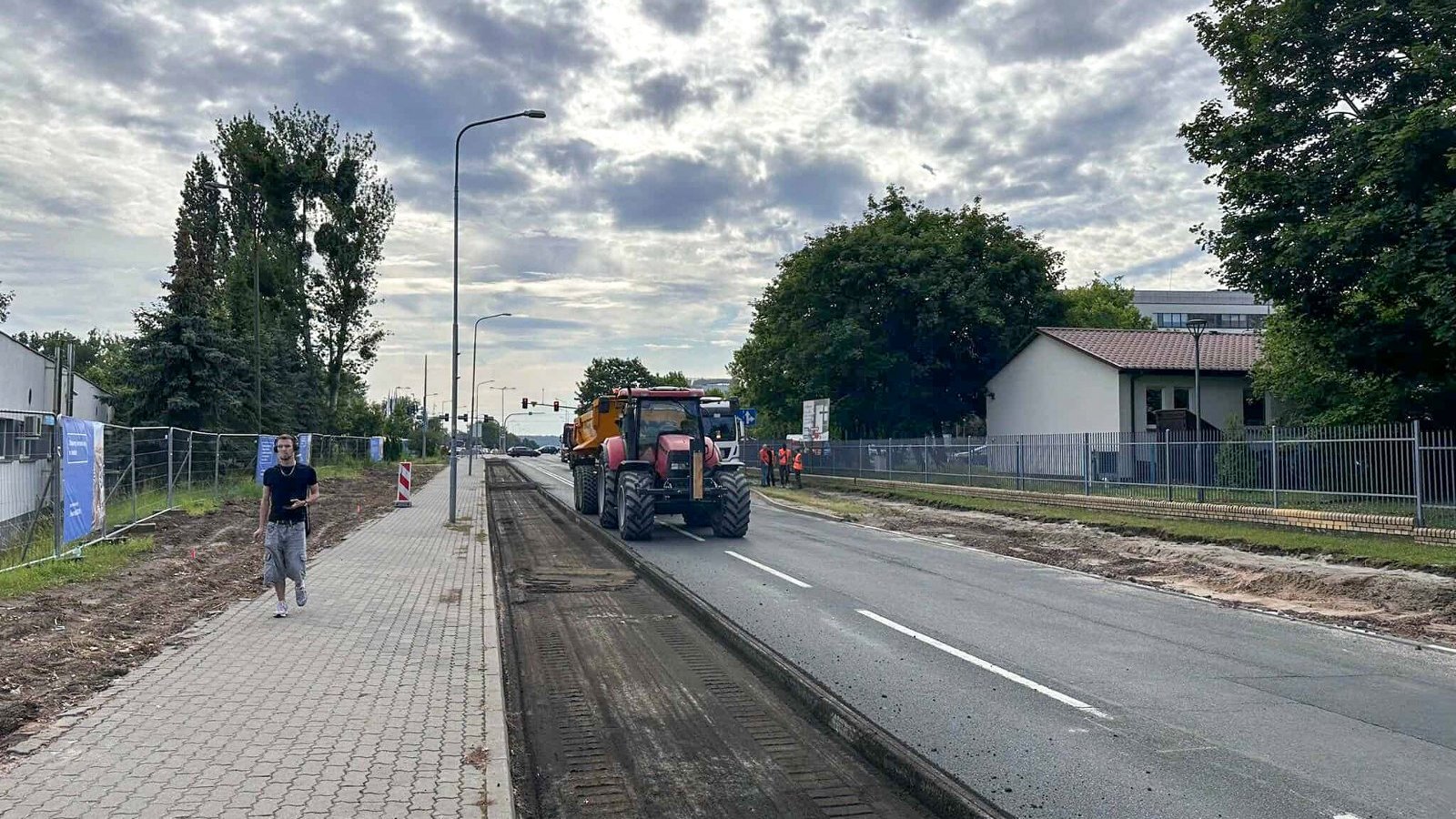 Na zdjęciu budowa drogi, widać traktor oraz ślad pod drogę.