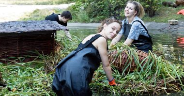 Na zdjęciu znajdują się przedstawiciele Fundacji OnWater.pl, którzy montują ogród pływający na stawie w parku Wilsona