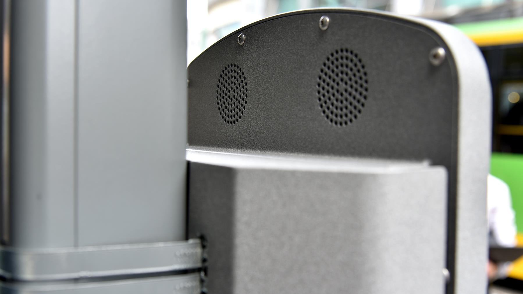 Rozkład jazdy na e-papierowym wyświetlaczu zawisł przy przystanku Pl. Wiosny Ludów