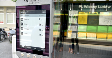 Rozkład jazdy na e-papierowym wyświetlaczu zawisł przy przystanku Pl. Wiosny Ludów