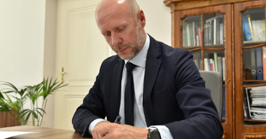 Zastępca prezydenta Poznania, Bartosz Guss i Marcin Kraska, wiceprezes Centrum Łukasiewicz podpisali porozumienie o wzajemnej współpracy