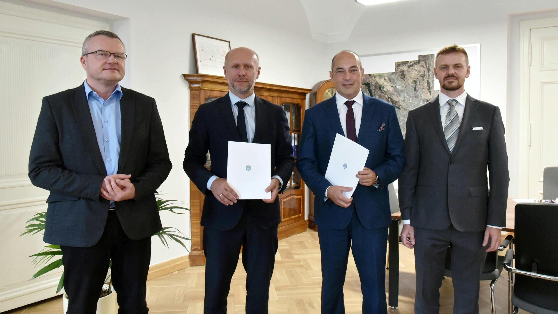 Zastępca prezydenta Poznania, Bartosz Guss i Marcin Kraska, wiceprezes Centrum Łukasiewicz podpisali porozumienie o wzajemnej współpracy - grafika artykułu