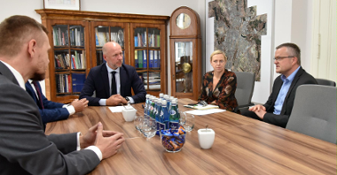Zastępca prezydenta Poznania, Bartosz Guss i Marcin Kraska, wiceprezes Centrum Łukasiewicz podpisali porozumienie o wzajemnej współpracy