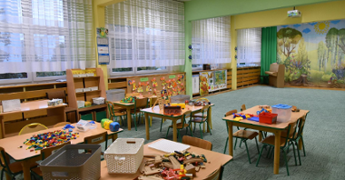 Sala przedszkolna - na zdjęciu widać stoliczki, na których leżą klocki i inne zabawki.