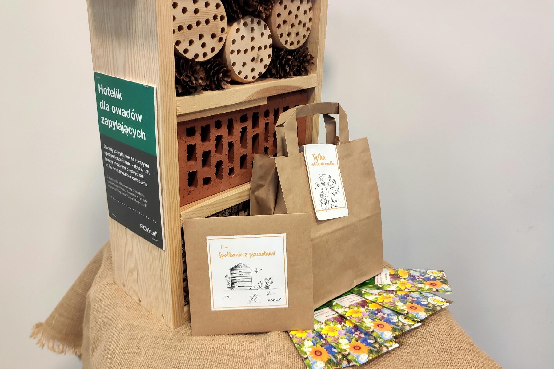 Galeria zdjęć przedstawia domek dla owadów wykonany z drewna, szyszek, gałęzi oraz pakiety z nasionami w zaszetkach. - grafika artykułu