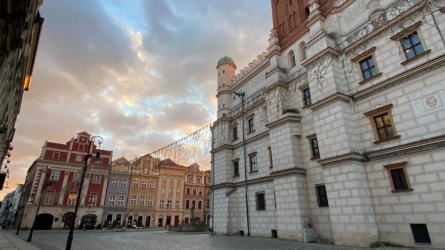 Zdjęcie Ratusza na tle błękitnego nieba z chmurami. - grafika artykułu