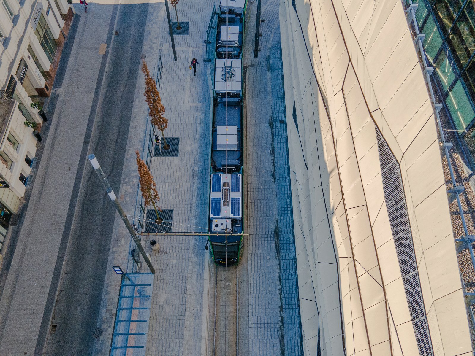 Galeria zdjęć tramwaju Siemens Combino z panelami fotowoltaiczne - grafika artykułu