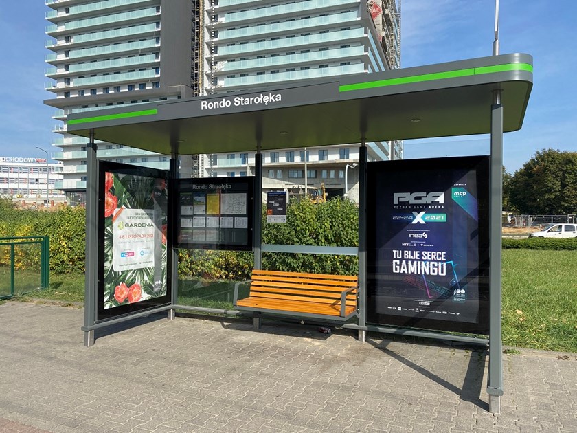Wiata przystanku autobusowego z ławką i tablicą informacyjną oraz plakatami reklamowymi. - grafika artykułu