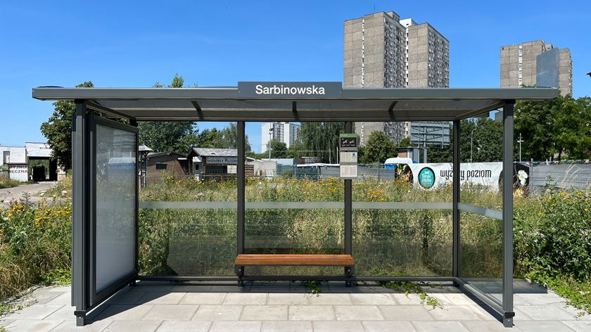 Wyremontowana wiata przystankowa na peryferiach miasta.