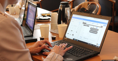 Na zdjęciu widać kobietę pracującą na laptopie