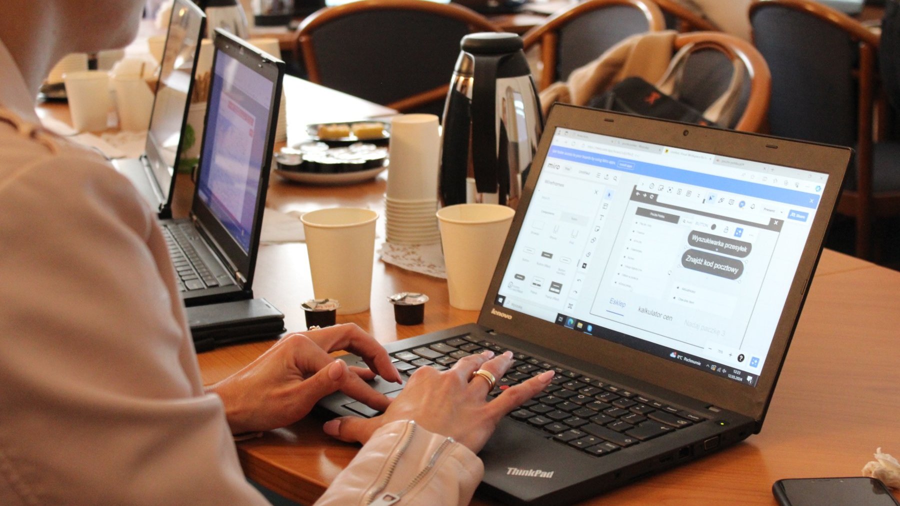 Na zdjęciu widać kobietę pracującą na laptopie