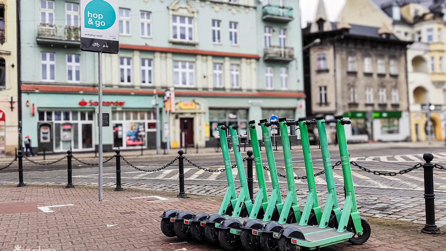 Zdjęcie przedstawia zaparkowane hulajnogi w punkcie Hop&Go