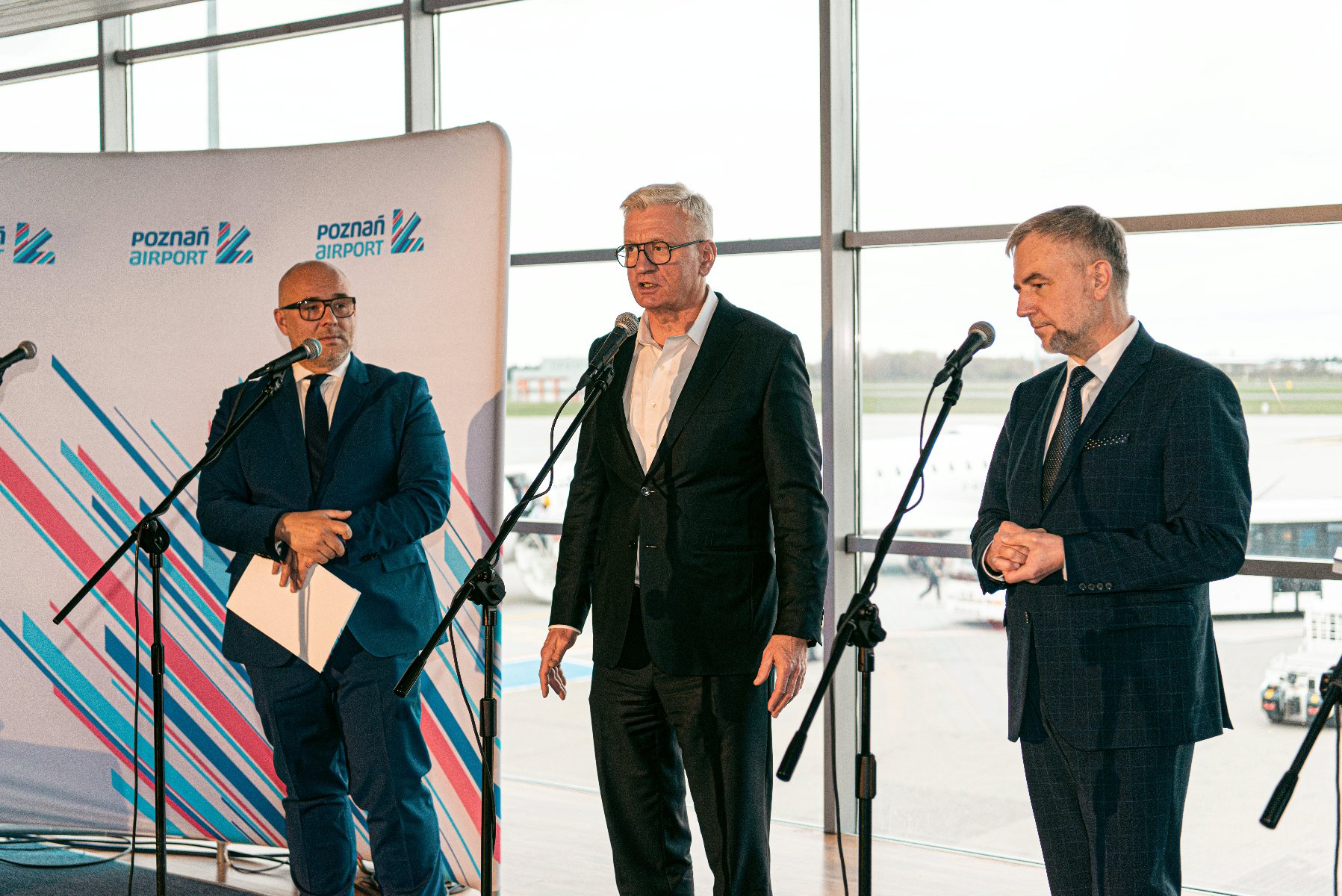 Na zdjęciu trzej mężczyźni stojący przy mikrofonach, wśród nich prezydent Poznania i marszałek województwa - grafika artykułu