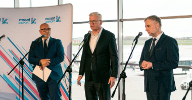 Na zdjęciu trzej mężczyźni stojący przy mikrofonach, wśród nich prezydent Poznania i marszałek województwa