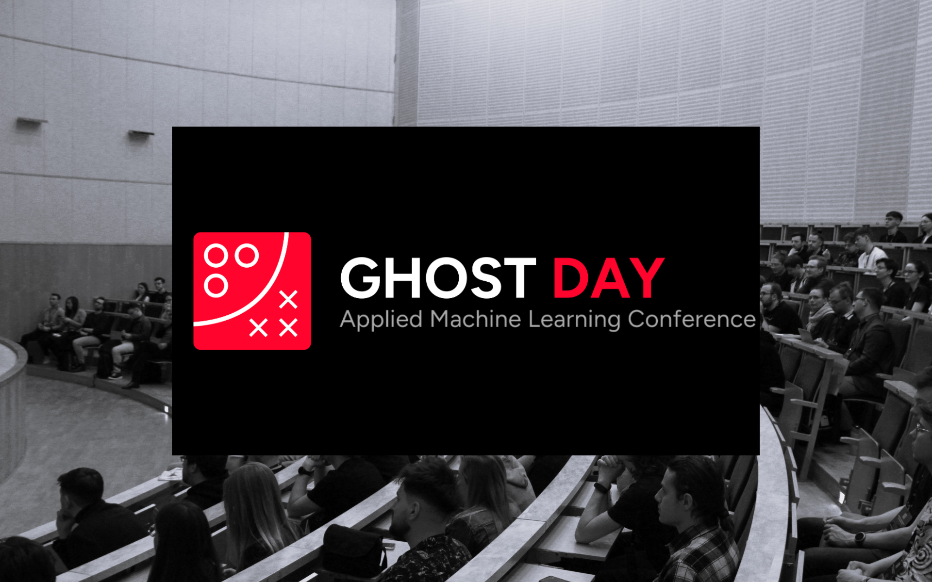 Na zdjęciu logo konferencji z napisem "Ghost Day: Applied Machine Learning Conference" w tle sala konferencyjna pełna ludzi. - grafika artykułu