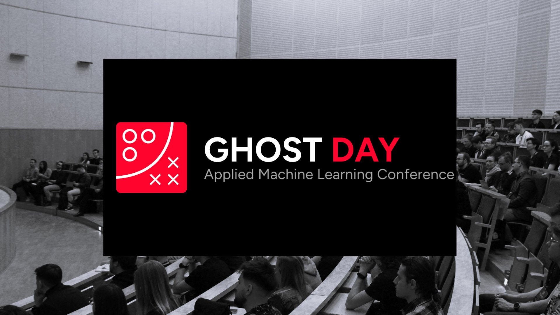 Na zdjęciu logo konferencji z napisem "Ghost Day: Applied Machine Learning Conference" w tle sala konferencyjna pełna ludzi.