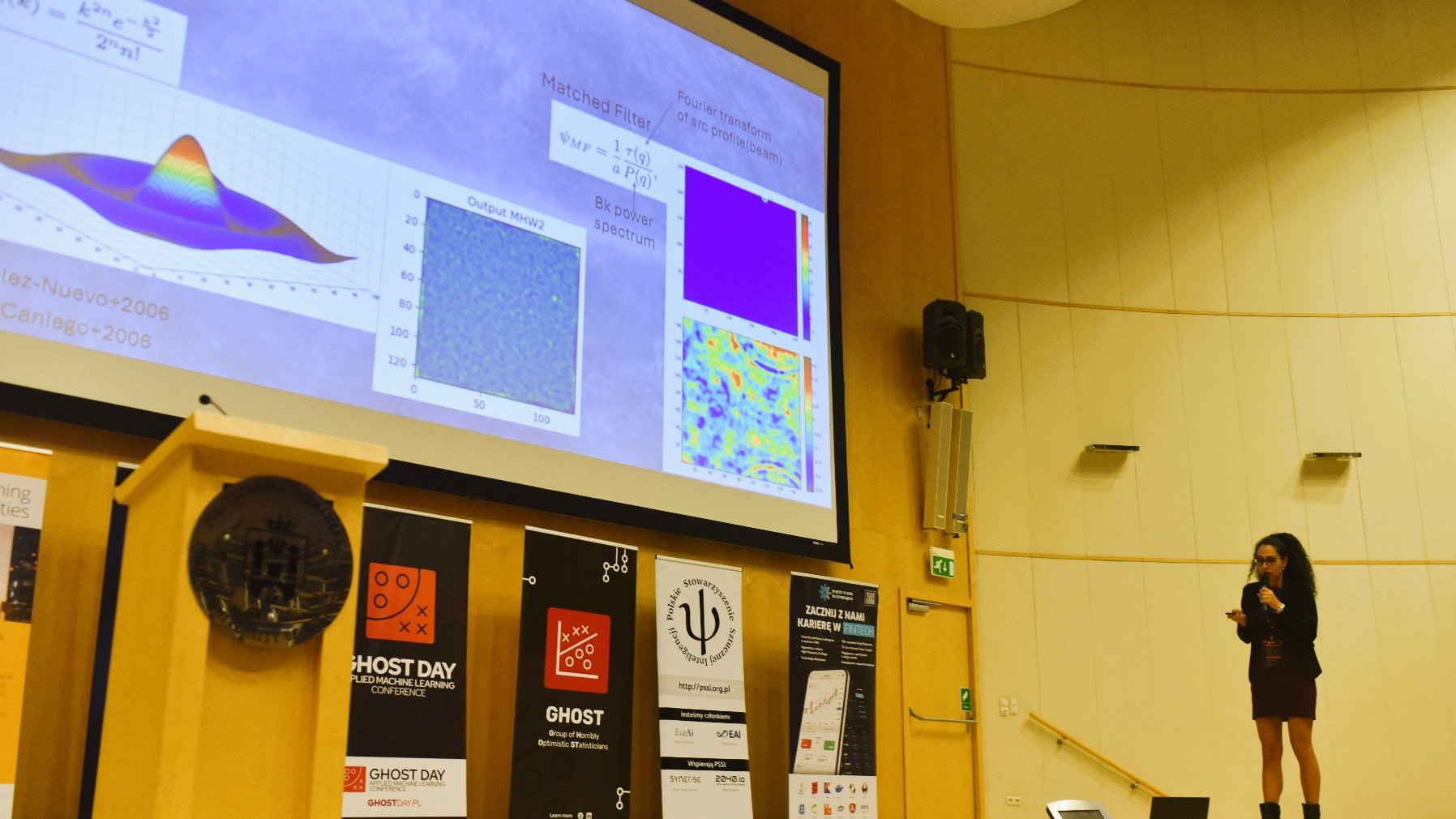 Na zdjęciu scena oraz prezentacja, na scenie osoba prezentująca, w tle logo konferencji oraz napis "GHOST DAY"