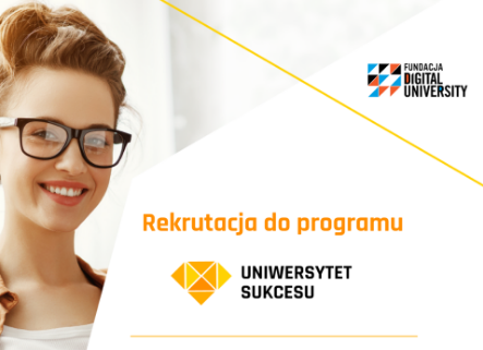 Na grafice promocyjnej znajduje się uśmiechnięta młoda kobieta w okularach, patrząca w stronę aparatu. Po prawej stronie widnieje tekst: "Rekrutacja do programu" oraz logo i nazwa programu "Uniwersytet Sukcesu". W prawym górnym rogu znajduje się logo Fundacji Digital University. - grafika artykułu