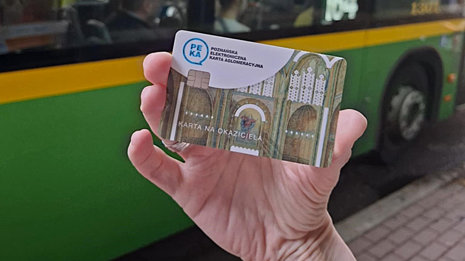 Karta PEKA na tle autobusu