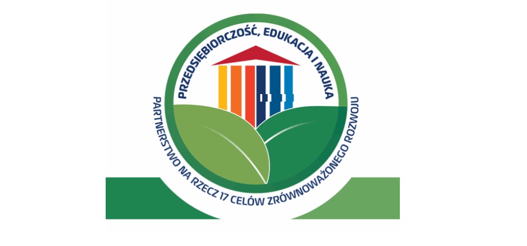 Logo z napisem "Przedsiębiorczość, Edukacja i Nauka" oraz "Partnerstwo na rzecz 17 Celów Zrównoważonego Rozwoju". W centrum znajduje się stylizowany budynek z kolorowymi filarami (pomarańczowym, czerwonym, niebieskim), umieszczony nad zielonymi liśćmi symbolizującymi ekologię i zrównoważony rozwój. Logo jest otoczone zielonym okręgiem. - grafika artykułu