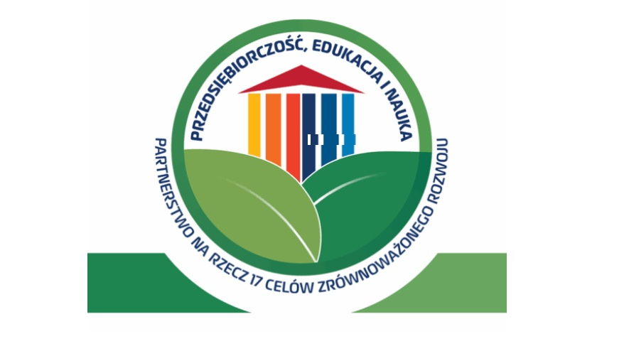 Logo z napisem "Przedsiębiorczość, Edukacja i Nauka" oraz "Partnerstwo na rzecz 17 Celów Zrównoważonego Rozwoju". W centrum znajduje się stylizowany budynek z kolorowymi filarami (pomarańczowym, czerwonym, niebieskim), umieszczony nad zielonymi liśćmi symbolizującymi ekologię i zrównoważony rozwój. Logo jest otoczone zielonym okręgiem.