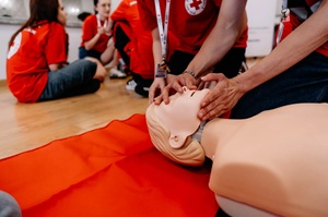 Zdjęcie instroktażu pierwszej pomocy na fantomie - grafika artykułu