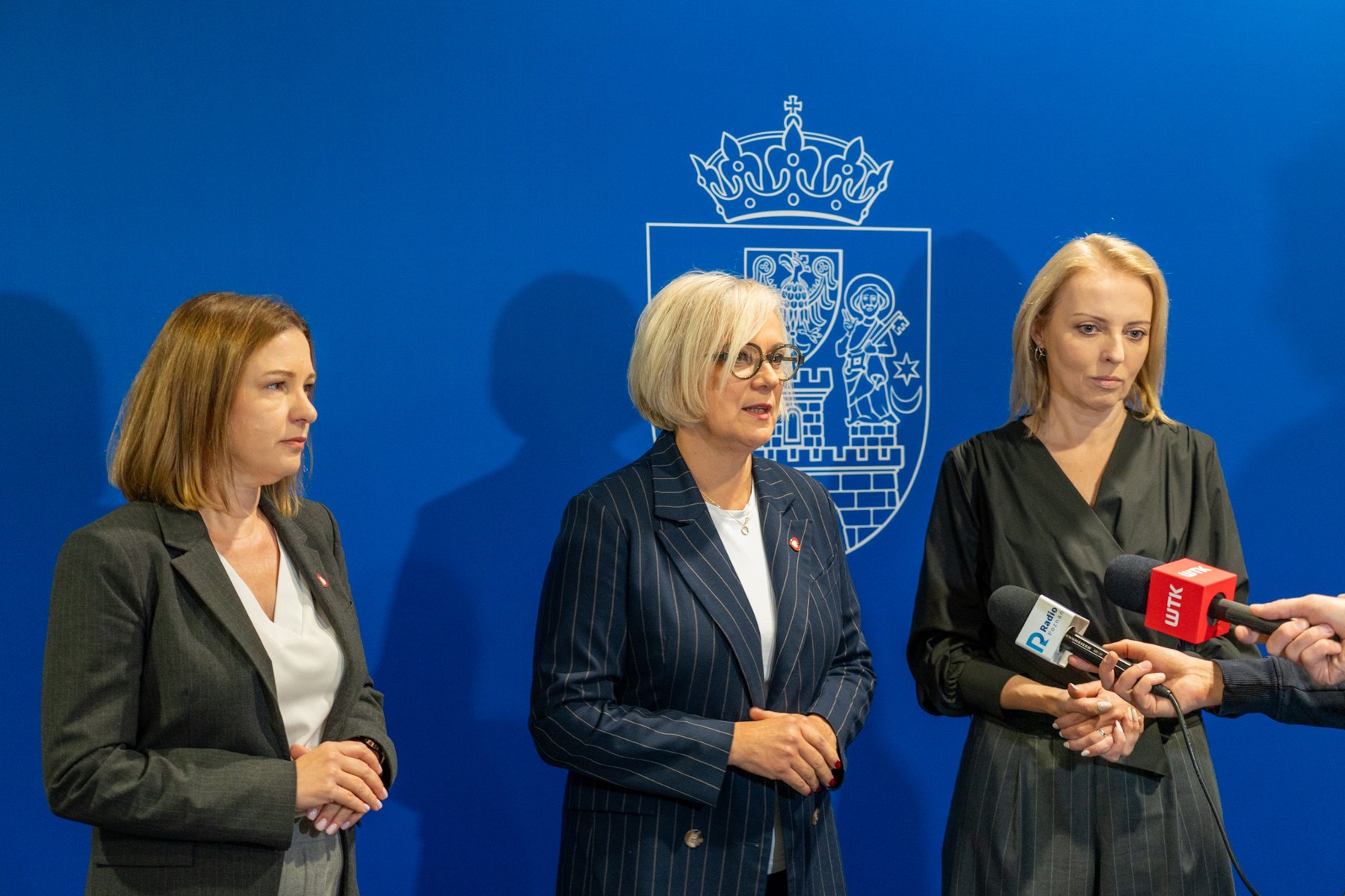 Na fotografii widać briefing prasowy z udziałem Wicemarszałkini Sejmu p. Doroty Niedzieli, Posłanki na Sejm RP p. Katarzyny Kierzek-Koperskiej i Zastępczyni Prezydenta Miasta Poznania p. Natalii Weremczuk. - grafika artykułu