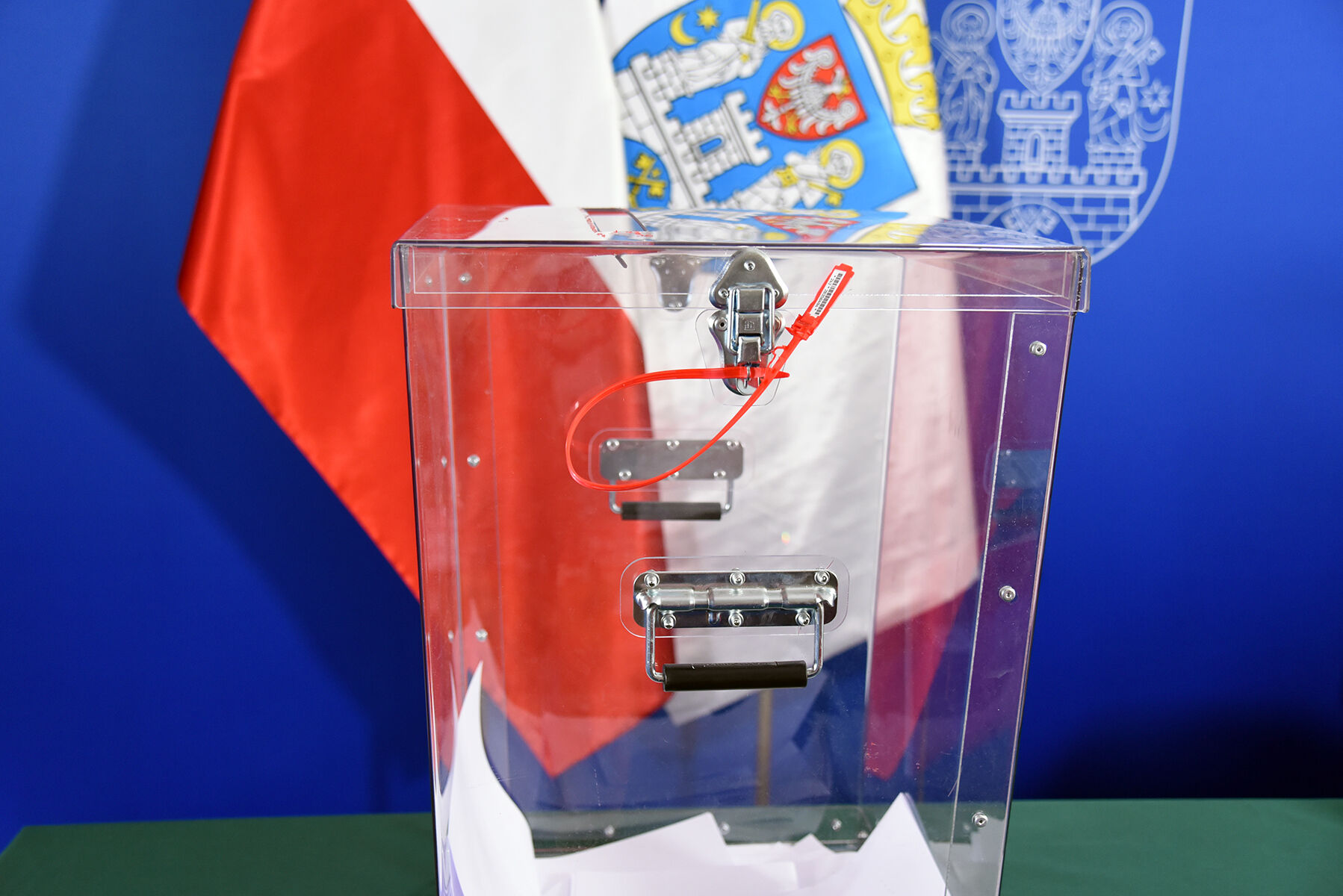 Co to jest czynne i bierne prawo wyborcze? - grafika artykułu