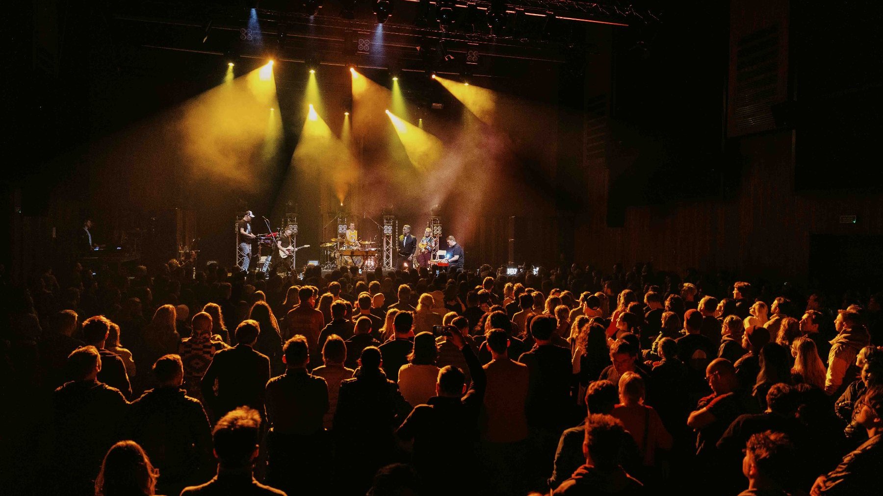Koncert klubowy w ramach festiwalu, na zdjęciu scena i pełna sala