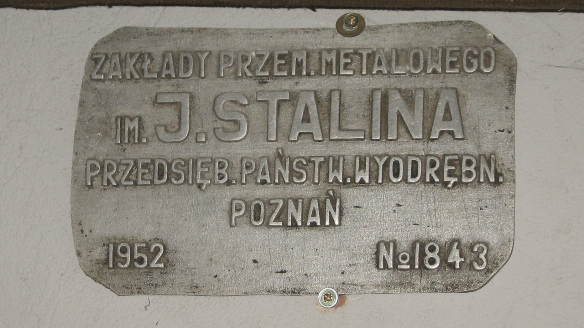 .Stara metalowa tablica z powojenną nazwą "Zakłady Przemysłu Metalowego im. J. Stalina".