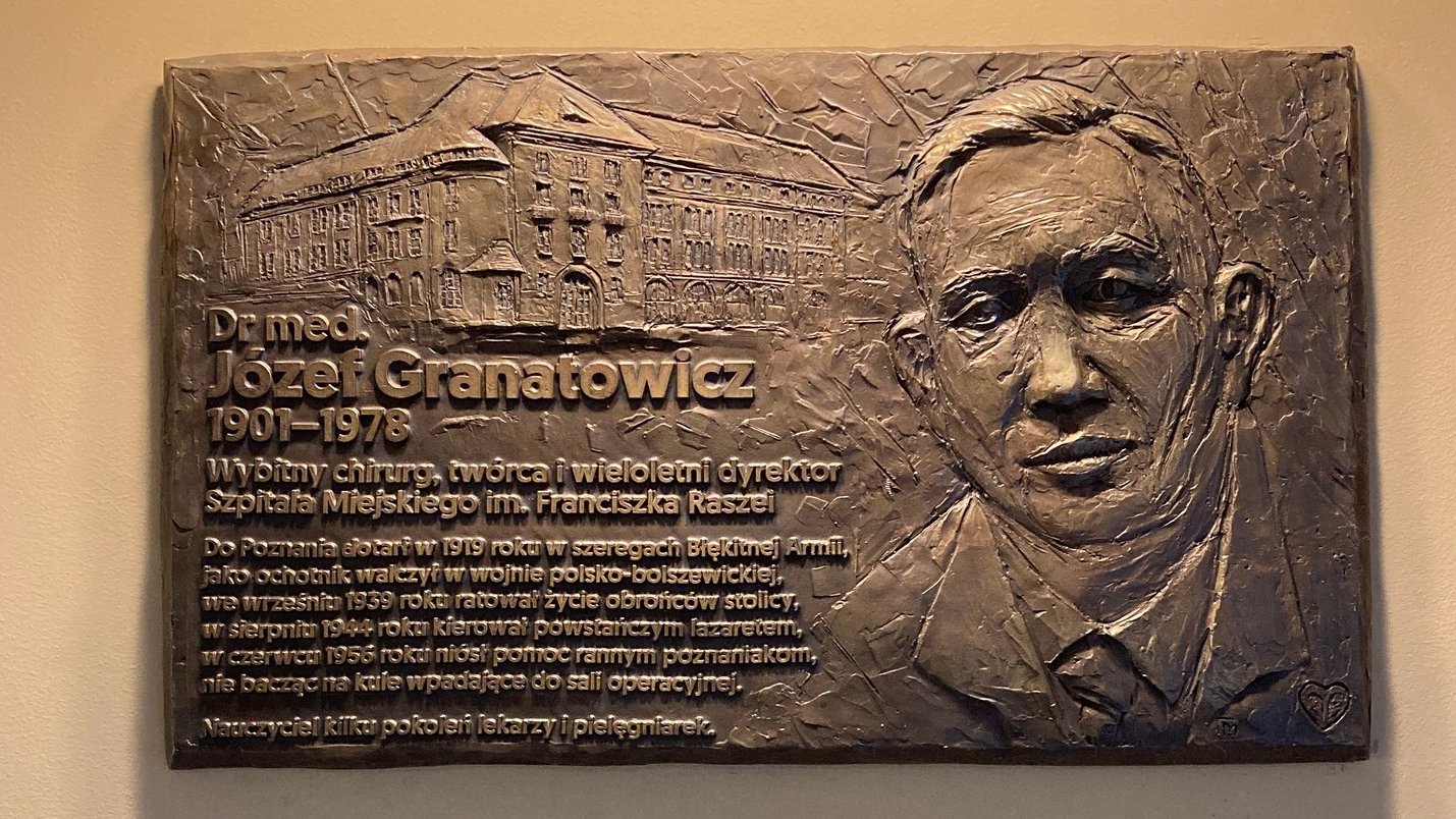Brązowa tablica upamiętniająca Józefa Granatowicza. Tablica znajduje się w Szpitalu im. Franciszka Raszei. Na tablicy widnieje podobizna ordynatora.