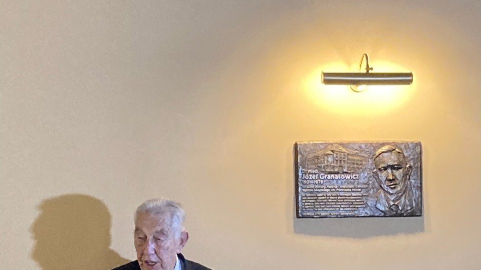 Stefan Granatowicz pod tablicą upamiętniającą jego ojca Józefa Granatowicza.
